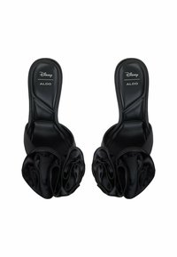 Svarta högklackade sandaler med en mjuk satinfinish, öppen tå och en dekorativ volangdetalj fram. Logotyp på innersulorna.