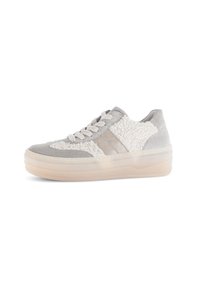 Sneaker a piattaforma bassa con pannelli in suede beige e tessuto bianco testurizzato, lacci beige e suola in gomma traslucida.