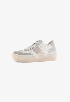 Zapatilla de plataforma baja con paneles de ante beige y tela texturizada blanca, cordones beige y suela de goma translúcida.