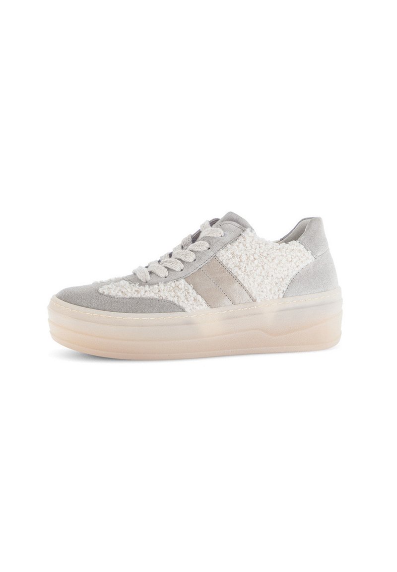 Sneaker a piattaforma bassa con pannelli in suede beige e tessuto bianco testurizzato, lacci beige e suola in gomma traslucida.