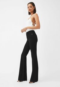 Lipsy REGULAR FIT - Platėjantys džinsai - black