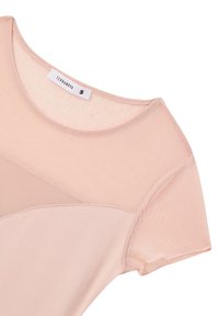 Top rosa chiaro con collo tondo, maniche corte e una combinazione di tessuto a rete e tessuto liscio. L'etichetta mostra la taglia S e il nome del marchio Terranova.