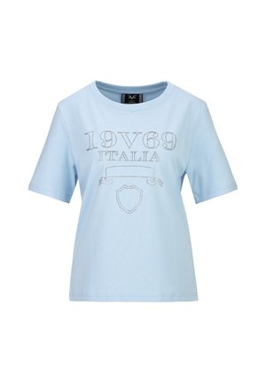 T-shirt bleu clair à manches courtes avec col rond et motif de texte en pointillés lisant "19V69 Italia" et un emblème de bouclier en dessous.
