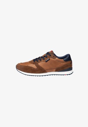 Braune Wildleder-Sneaker mit marineblauen Akzenten, Netzpaneelen und Perforationen für Atmungsaktivität. Verfügt über eine weiße Sohle und ein schwarzes Gummiprofil.