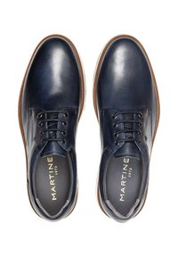 Scarpe da uomo in pelle blu navy con finitura liscia, punta rotonda e sei fori per i lacci. Suola in gomma marrone con leggeri accenti di cucitura.