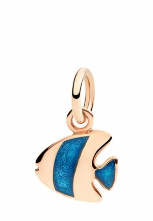 Fischförmiger Anhänger aus Roségold mit zwei blauen Emailstreifen und einer kleinen Öse zum Befestigen an einer Kette oder einem Armband.