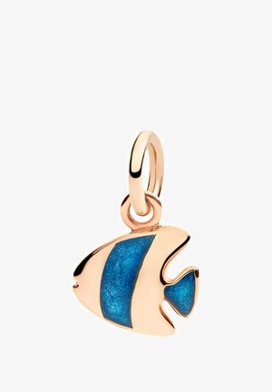 Fischförmiger Anhänger aus Roségold mit zwei blauen Emailstreifen und einer kleinen Öse zum Befestigen an einer Kette oder einem Armband.