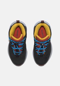Czarne buty sportowe z teksturowaną cholewką, niebieskimi sznurówkami, żółto-czerwonym wnętrzem i szarą gumową podeszwą.