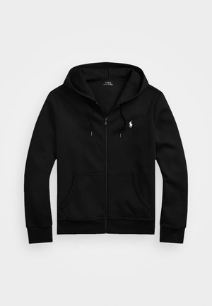 Hoodie preto com fecho, feito de tecido macio, apresentando um bolso frontal, capuz ajustável com cordão e um pequeno logo bordado no peito.