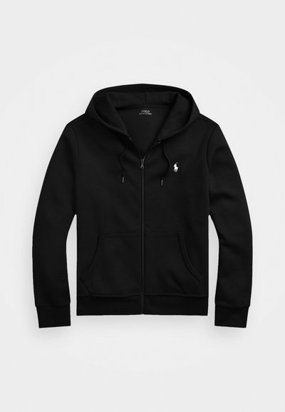 Sudadera con cremallera negra hecha de un tejido suave, con un bolsillo frontal, capucha ajustable con cordón y pequeño logo bordado en el pecho.