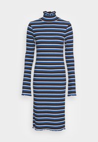 Långärmad, ribbad klänning med vertikala blå och svarta ränder, en hög hals med volanger och en figurn ära silhuett.