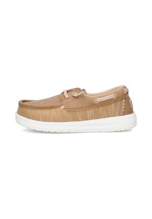 Scarpa casual marrone chiaro slip-on con suola in gomma bianca, tomaia in tessuto e laccio decorativo intorno al colletto, vista laterale su sfondo bianco.