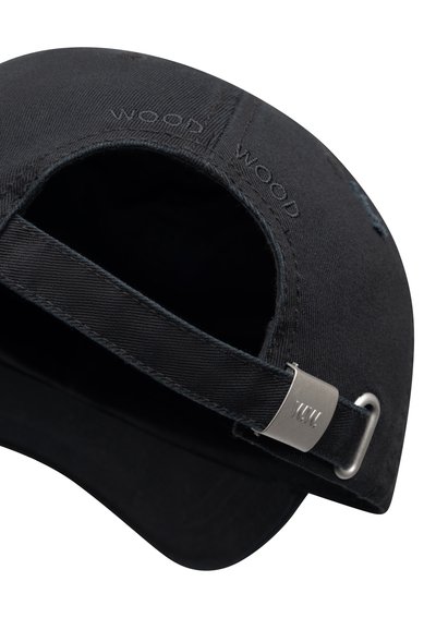 Μαύρο καπέλο μπέιζμπολ με υφασμάτινο λουρί, μεταλλικό πόρπη και ανάγλυφο κείμενο "WOOD". Καμπυλωτό γείσο και υφή υφάσματος με ανάγλυφη επιφάνεια.