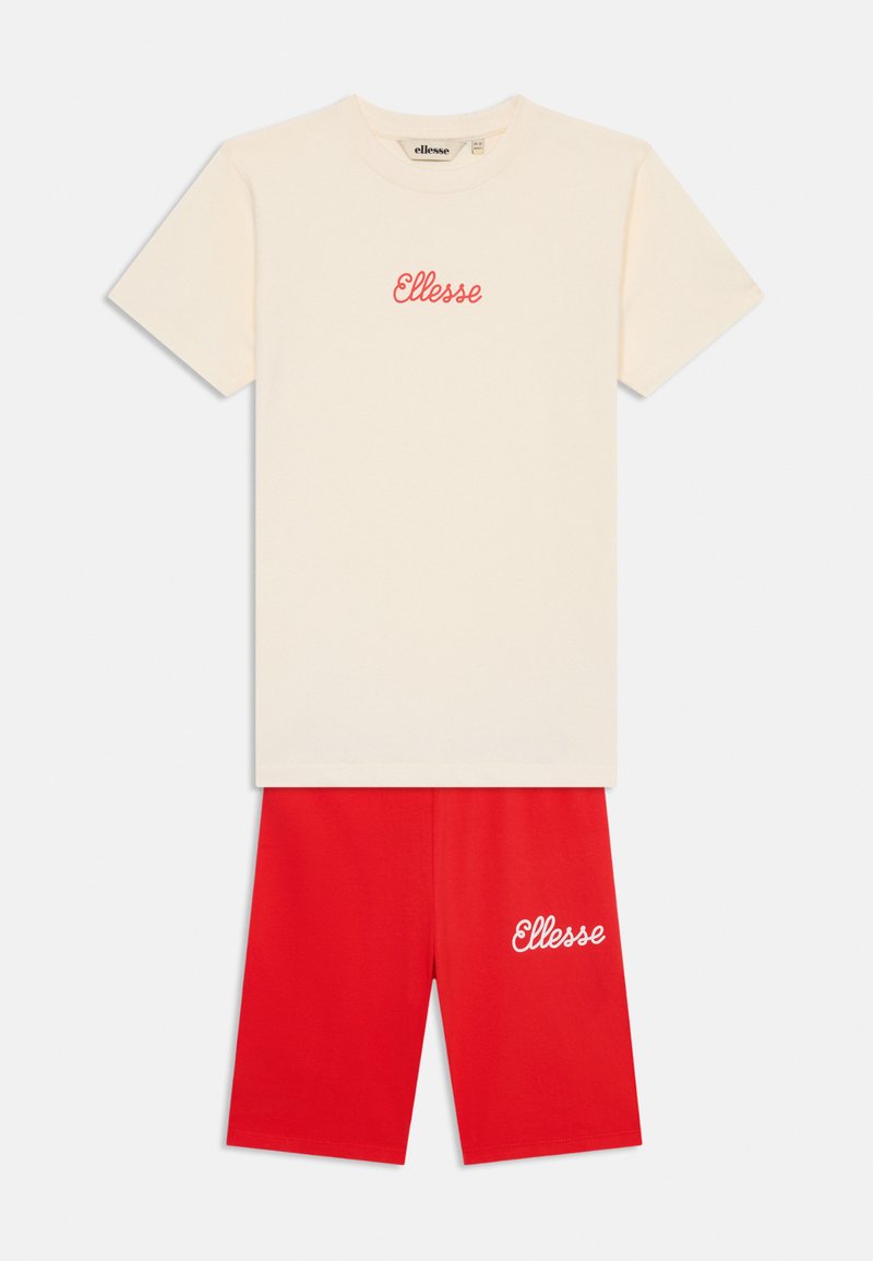 Krémové tričko s červeným logem "Ellesse" a odpovídajícími červenými šortkami, obojí vyrobené z měkké bavlny, s uvolněným střihem a rovnými lemy.