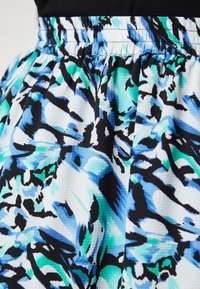 Monivärinen kangas, jossa on abstrakteja mustia, sinisiä ja vihreitä kuvioita; joustava vyötärö; teksturoitu pinta lisää visuaalista kiinnostavuutta.