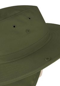 Olivenfarbener, breitkrempiger Hut aus strukturiertem Stoff, der Belüftungslöcher und ein strukturiertes Design aufweist. Flache Krone mit einem genähten Band.