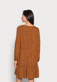 TOM TAILOR DRESS TIRED AND PRINTED - Vestido de dia - brown leaf design