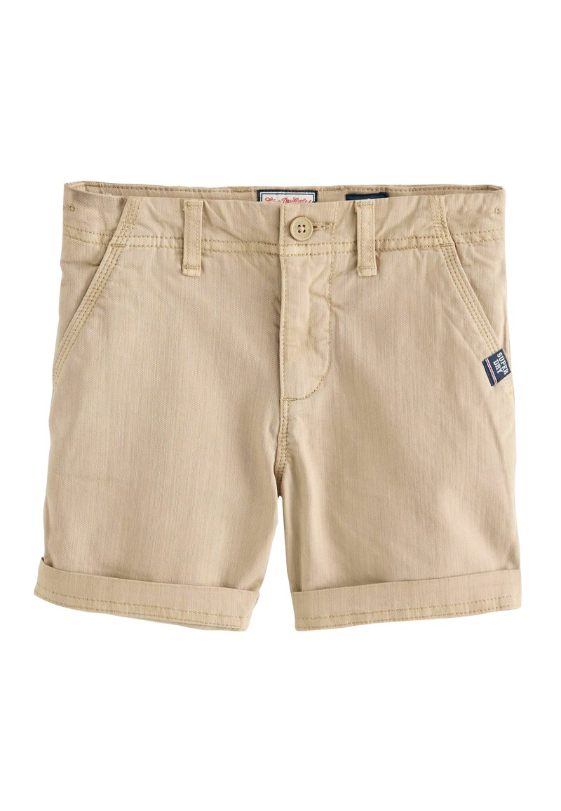 Pantaloni corti in cotone beige con una texture liscia, risvolti, due tasche laterali e una cintura con bottone e passanti per cintura.
