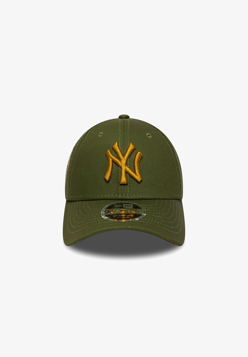 Cappellino da baseball verde oliva con logo NY ricamato giallo, design strutturato, visiera curva e cintura posteriore regolabile.