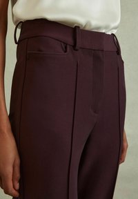 Reiss GABI FLARED  - Pantaloni - berry