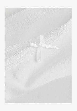 Tessuto di cotone bianco con un delicato bordo in pizzo e un piccolo fiocco bianco con una finitura texture. Aspetto morbido e liscio.