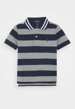 Camisa polo con rayas horizontales en navy y gris. Cuenta con un cuello acanalado con acentos en blanco y un pequeño logo rojo en el pecho. Manga corta.