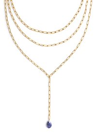 Collar de cadena dorada con tres hilos superpuestos, con eslabones ovalados y un colgante de piedra azul colgando en la parte inferior.