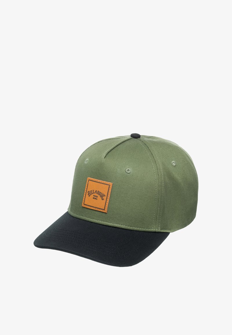 Grüner Stoffhut mit schwarzem Schirm und einem quadratischen braunen Logopatch auf der Vorderseite. Verfügt über ein strukturiertes Design und eine sechseckige Konstruktion.