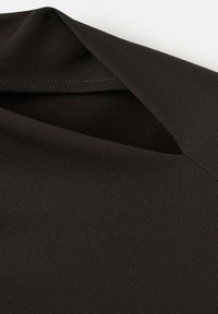 Zwarte stof met een gladde textuur, uitgevoerd met een V-hals ontwerp en subtiele stiksel details. De stof lijkt rekbaar en nauwsluitend te zijn.