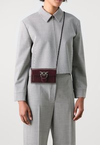Pinko LOVE ONE VERNICE PIPING - Torba čez telo - brown