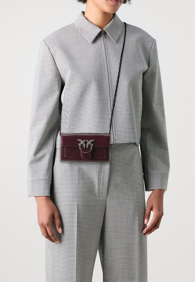 Pinko LOVE ONE VERNICE PIPING - Torba čez telo - brown