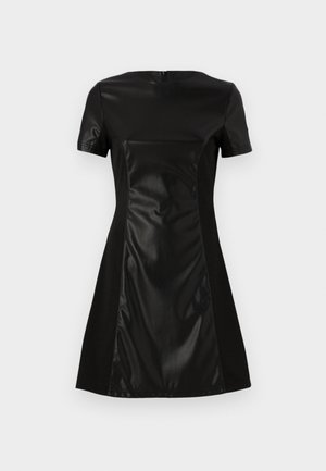 Juoda suknelė su lygiu dirbtinės odos priekinio skydelio, trumpos rankovės ir platėjanti sijono dalis. Nugarinė dalis turi diskretiškai užtrauktuką.