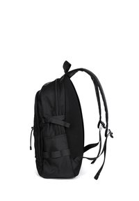 Sac à dos noir en tissu durable, avec une poche latérale en mesh, des bretelles réglables et plusieurs zippers. Il a une forme rectangulaire épurée.