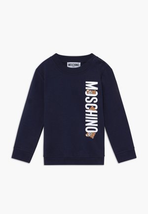 Granatowa bluza dla malucha z długimi rękawami, pionowym białym napisem "MOSCHINO" oraz dwoma małymi obrazkami misia po prawej stronie z przodu.