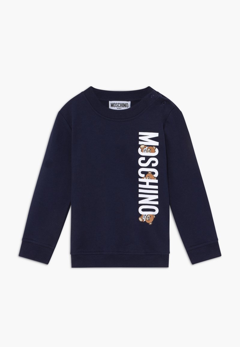 Sweat-shirt bleu marine pour tout-petit avec manches longues, texte vertical blanc "MOSCHINO" et deux petites images d'ours en peluche sur le côté droit devant.