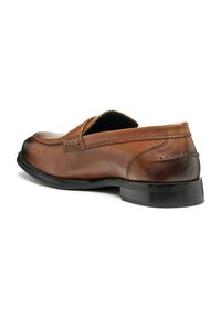 Mocassino in pelle marrone con dettagli cuciti, finitura liscia, punta arrotondata e suola in gomma nera. Tacco basso, design scoperto sul retro e stile slip-on.