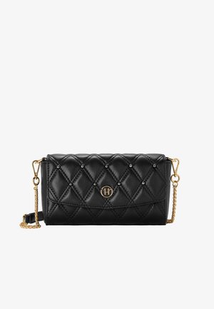 Schwarze, gesteppten Kunstlederhandtasche mit goldfarbener Kettenriemen, verziert mit kleinen Nieten und einem Logo-Emblem auf der Vorderseite. Rechteckige Form.