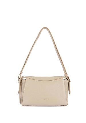 Beżowa skórzana torba na ramię z pojedynczym paskiem, prostokątnym kształtem, minimalnym przeszyciem i wytłoczonym logo marki na środku przedniej części.