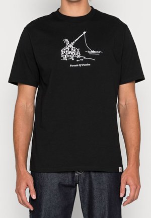 T-shirt en coton noir avec une illustration graphique blanche représentant un chevalier à cheval en train de pêcher, avec le texte « Pursuit Of Passion » en dessous.