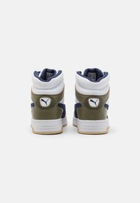 Wysokie sneakersy z połączeniem oliwkowej zieleni ze skóry, granatowego tekstylu, białych akcentów oraz gumowej podeszwy z detalami logo.