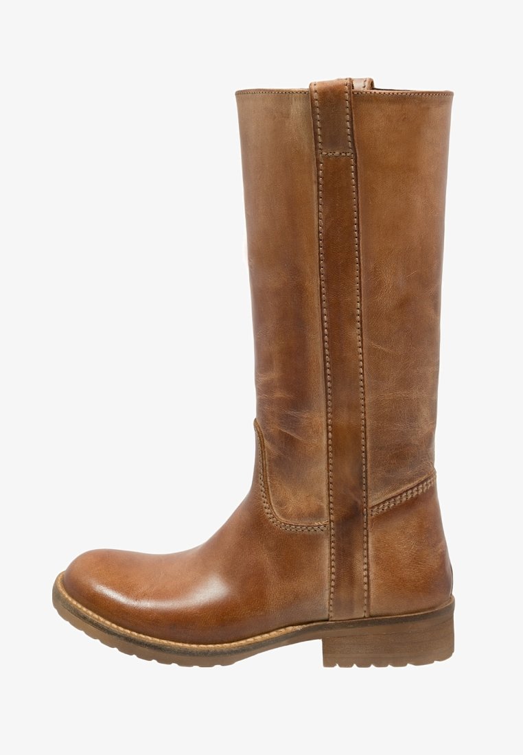 Botte haute en cuir marron avec un talon empilé bas, une languette latérale pour tirer et un bout arrondi, vue de côté sur fond blanc.