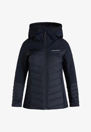 Marineblau isolierte Jacke mit Reißverschluss vorne, Kapuze und gestepptem Muster am Körper. Hat glatte Ärmel und ein Logo-Detail auf der Brust.