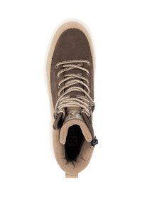 Bottine en daim marron avec des accents beiges, bout rond, col texturé et languette à motifs. Présente des lacets beiges et des accessoires noirs.