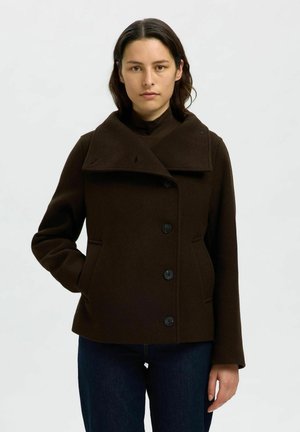 Manteau en laine marron foncé avec un grand col, fermeture à boutons sur le devant et poches latérales. La texture semble douce avec une forme structurée.