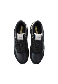 Schwarze Sneakers mit einer Kombination aus glattem Leder und Wildleder, mit runder Zehenform, Schnürdesign und einem weißen Logo auf der Zunge.
