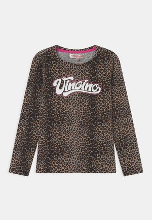 Langärmliges Leopardenmuster-Hemd mit "Vingino"-Logo in weißer Schrift quer über der Brust und einem pinkfarbenen Kragen-Detail.