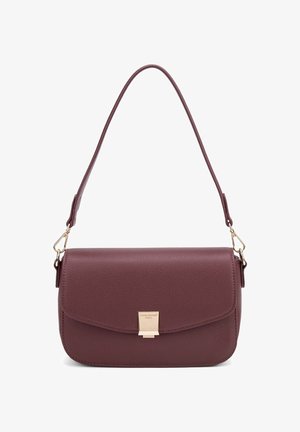 Sac à main en cuir bordeaux avec une fermeture rectangulaire en ton doré, une bandoulière et une texture lisse ; forme rectangulaire avec un rabat.
