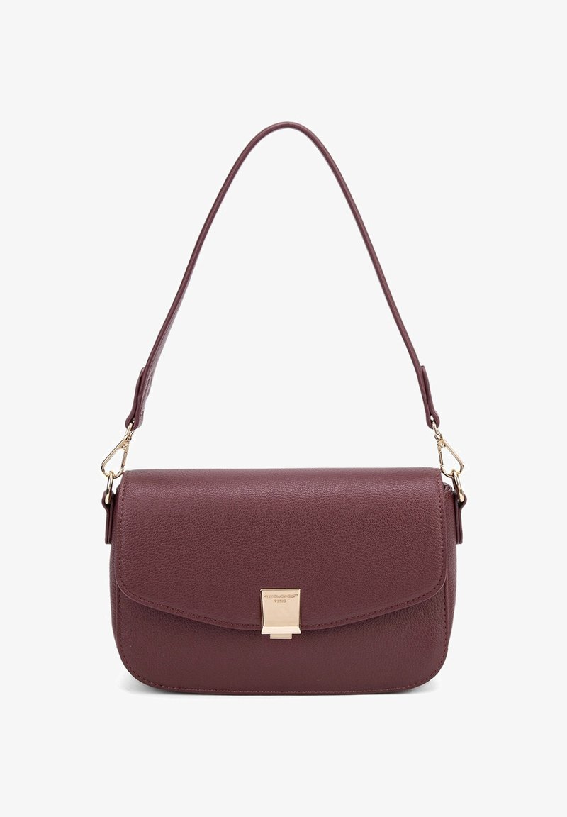 Borsa a tracolla in pelle color bordeaux con una chiusura rettangolare in tonalità oro, tracolla e superficie liscia; forma rettangolare con chiusura a patta.