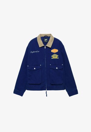 Tmavo modrá bunda so zipsom, béžovým golierom, dvoma prednými vreckami s chlopňami a tromi nášivkami s nápismi "Neighborhood Club," "Paul Records" a "Records California State-1991."