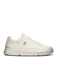 Sneaker bianca in pelle con linguetta in mesh, punta arrotondata, design con lacci, dettagli laterali perforati e suola spessa bianca. Logo laterale.